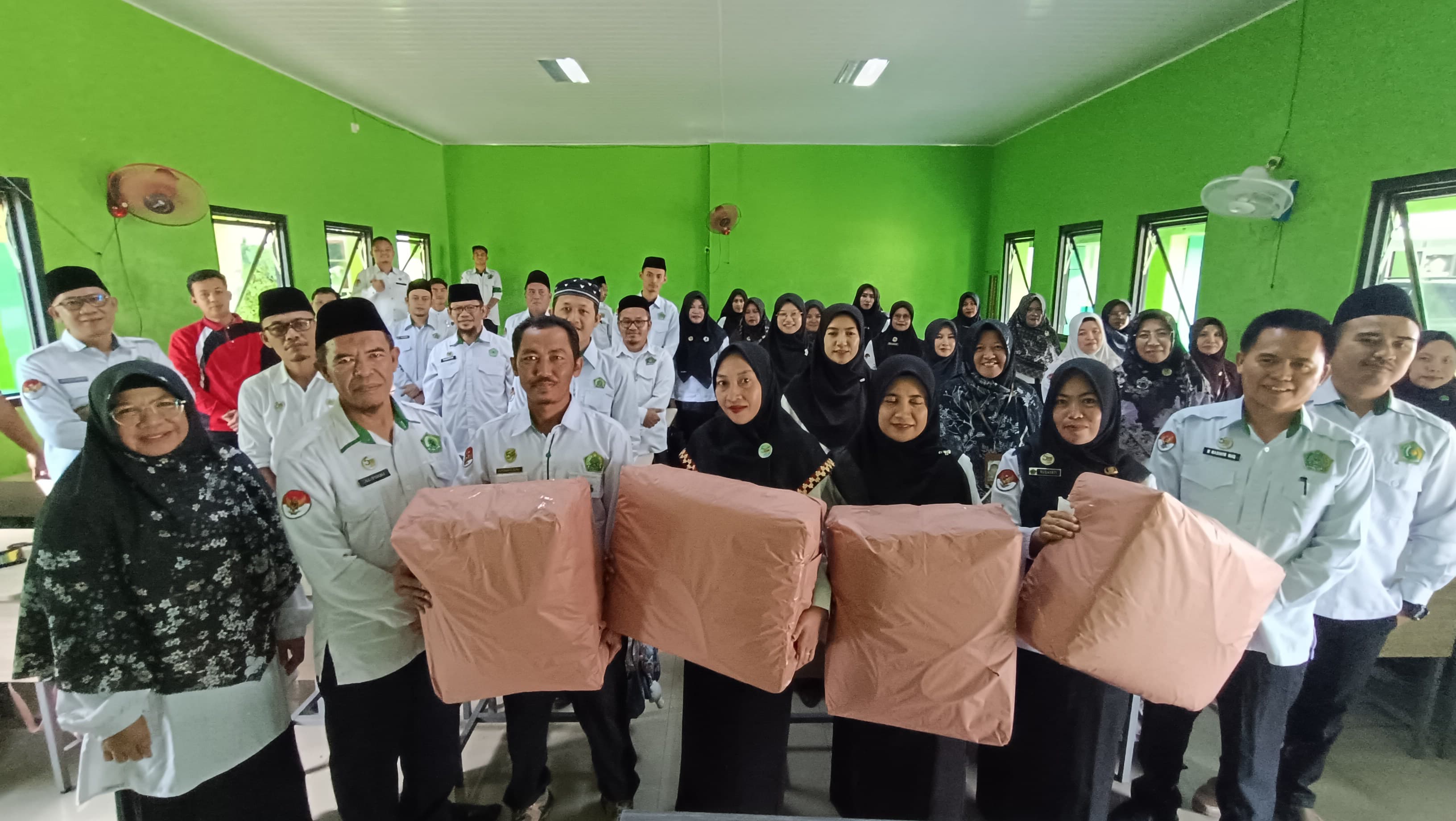 Kenang Kebersamaan, Empat Guru P3K MTsN 1 Way Kanan Pamit Tugas