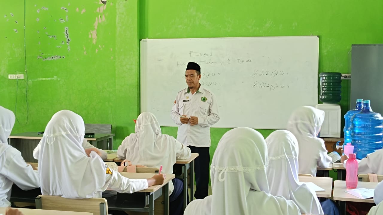 Siswa Kelas IX.1 MTsN 1 Way Kanan Pelajari Ilmu Tajwid dalam Pembelajaran Al-Qur’an Hadis