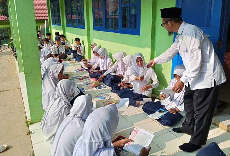 Belajar Bahasa Arab Jadi Menyenangkan di MTsN 1 Way Kanan