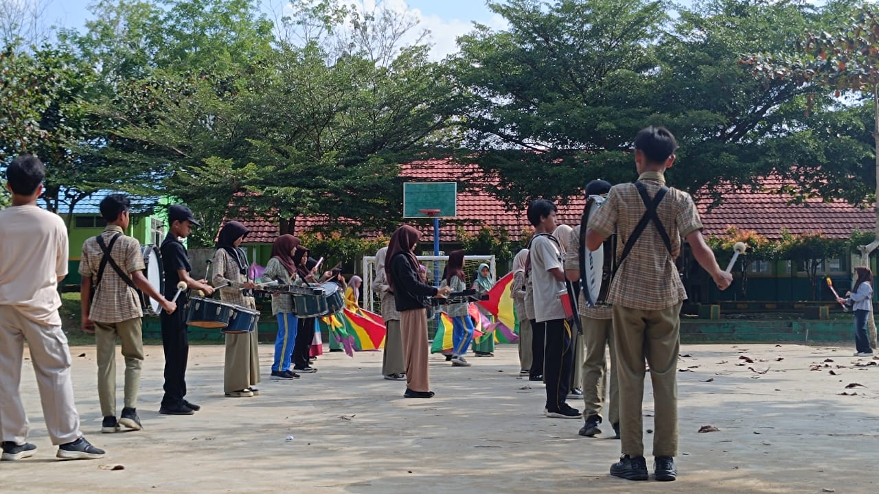 Drumband Gema Najjah Abadan MTsN 1 Way Kanan Intensifkan Latihan Sambut Karnaval HUT RI ke-80