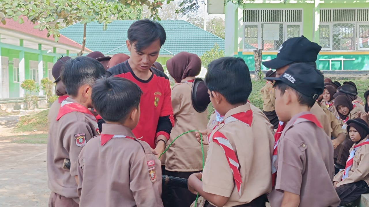 Pramuka MTsN 1 Way Kanan Latih Pembuatan Tandu Darurat