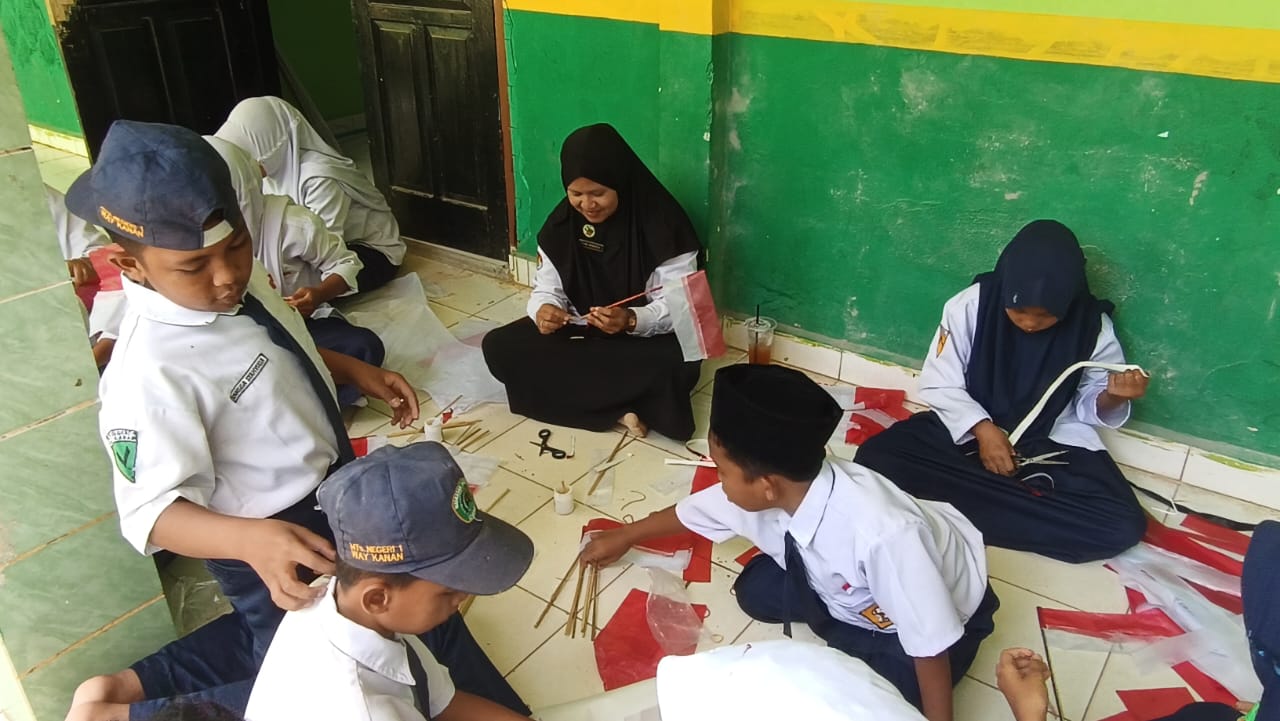 Siswa MTsN 1 Way Kanan Buat 600 Bendera Merah Putih untuk Karnaval HUT RI