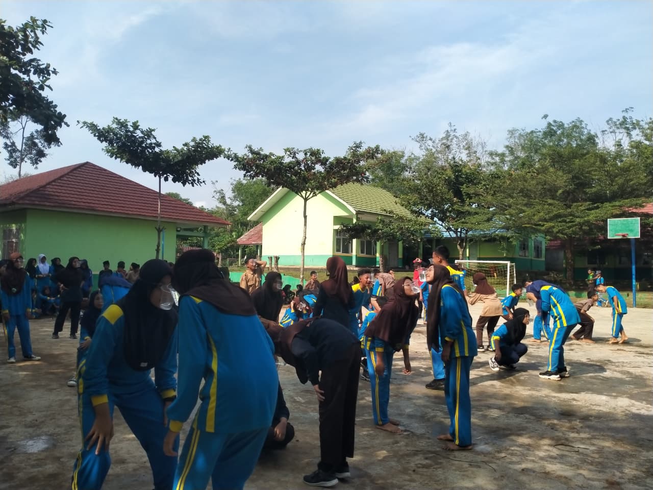 Estafet Air dan Lomba Lucu Warnai Peringatan HUT RI di MTsN 1 Way Kanan