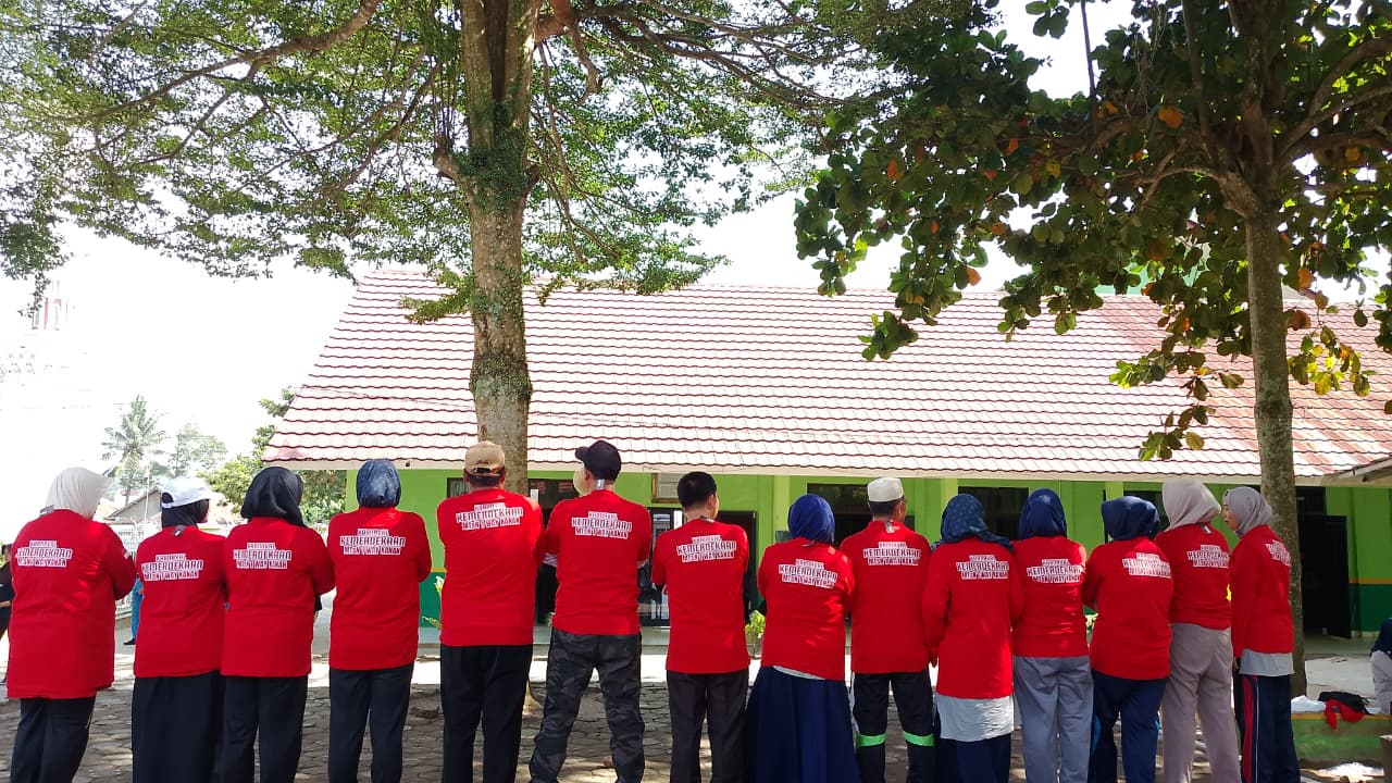 Guru MTsN 1 Way Kanan Siapkan Seragam Baru untuk Karnaval Kemerdekaan