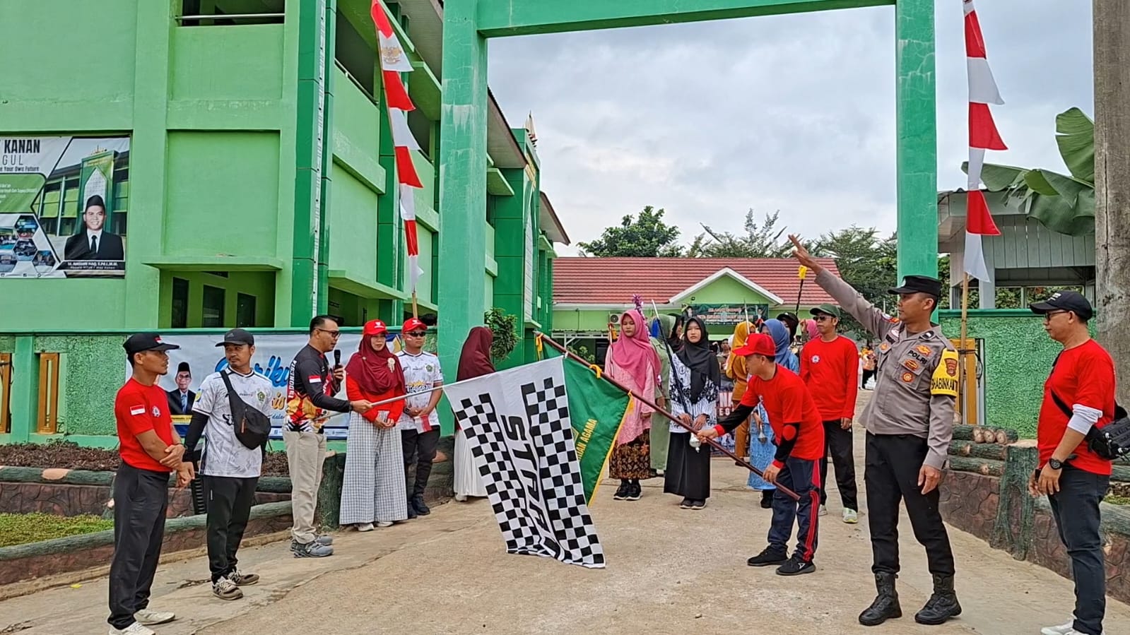Karnaval Meriahkan HUT ke-80 RI di MTsN 1 Way Kanan