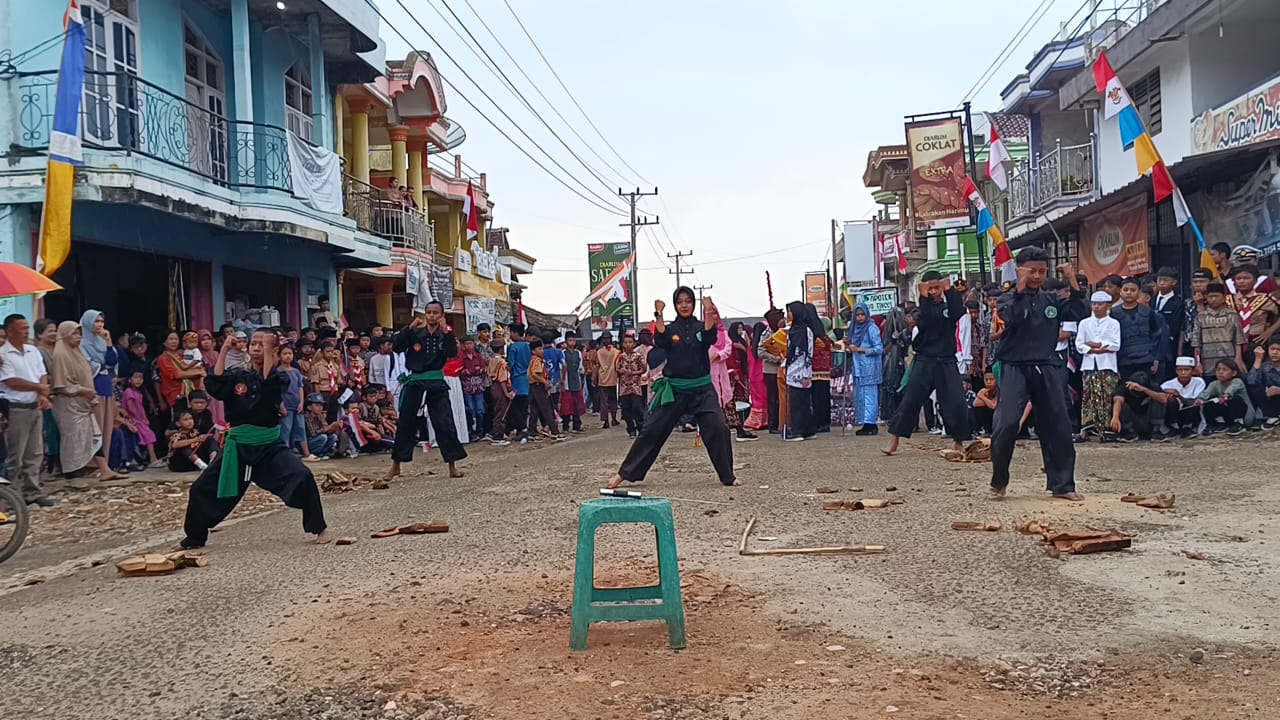 Pencak Silat dan Drumband MTsN 1 Way Kanan Tampil Memukau di Karnaval HUT ke-80 RI