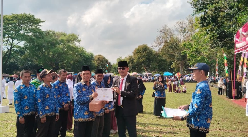 Guru MTsN 1 Way Kanan Juara 1 Tenis Meja HUT ke-80 RI Kecamatan Kasui