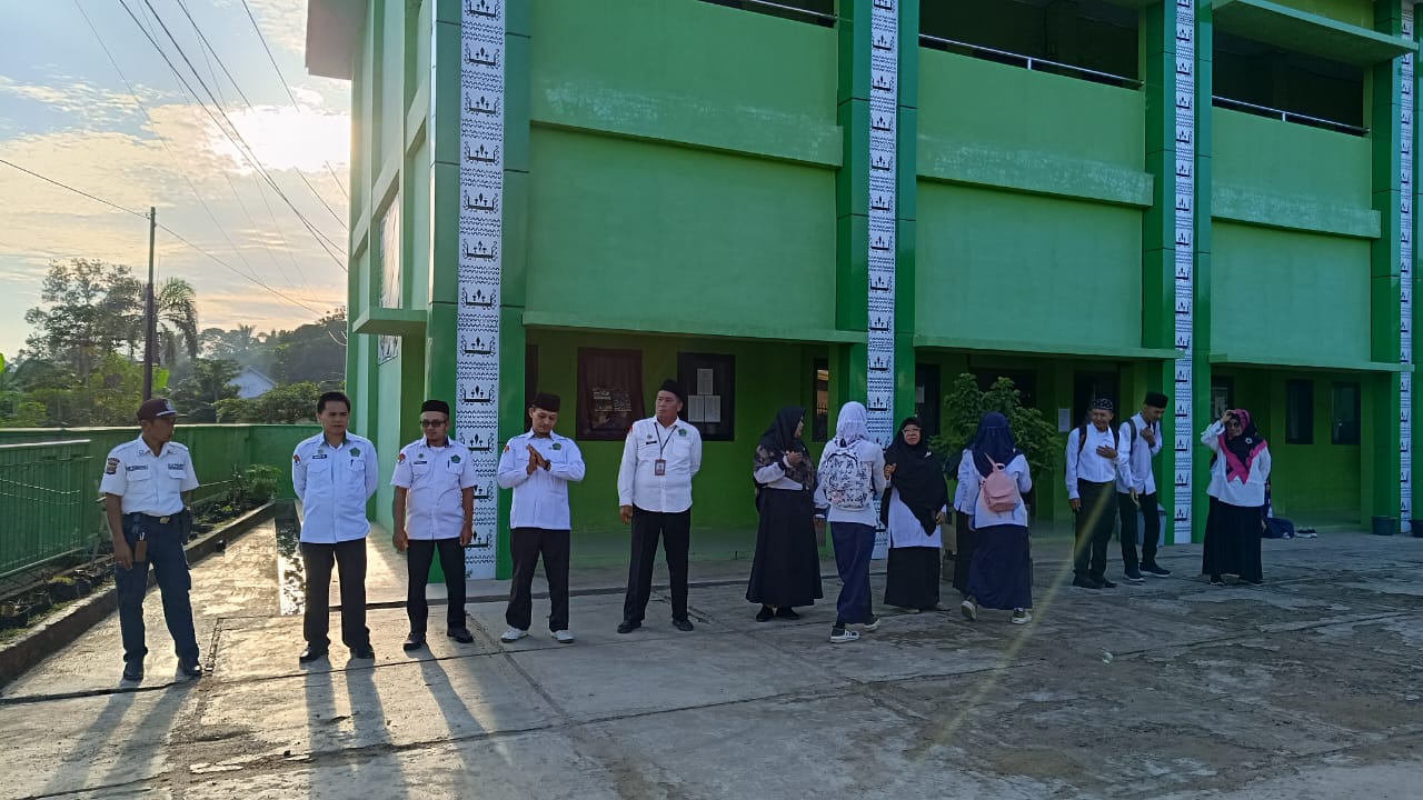 Suasana Akrab, Guru Sambut Siswa di Gerbang MTsN 1 Way Kanan