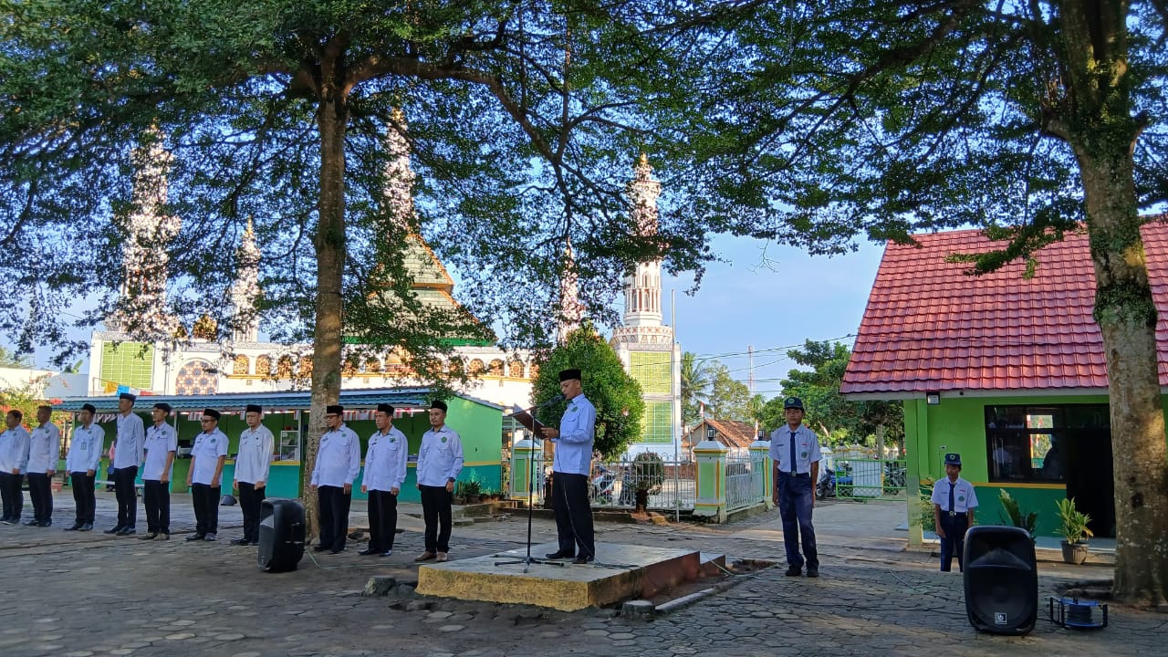Upacara Bendera di MTsN 1 Way Kanan Tekankan Disiplin dan Kebersihan