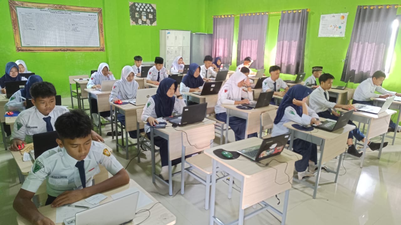 Pelaksanaan ANBK Hari Kedua di MTsN 1 Way Kanan Dimonitor Pengawas Madrasah