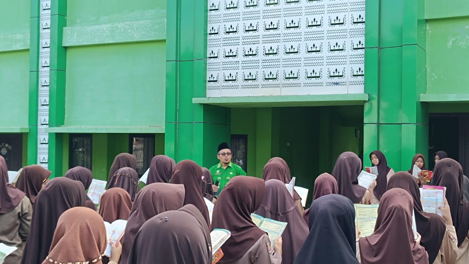 MTsN 1 Way Kanan Tanamkan Nilai Religius Sejak Dini