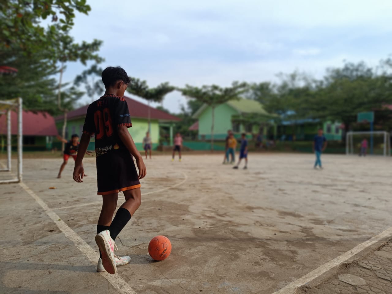 Latihan Futsal MTsN 1 Way Kanan Fokus pada Teknik Dasar