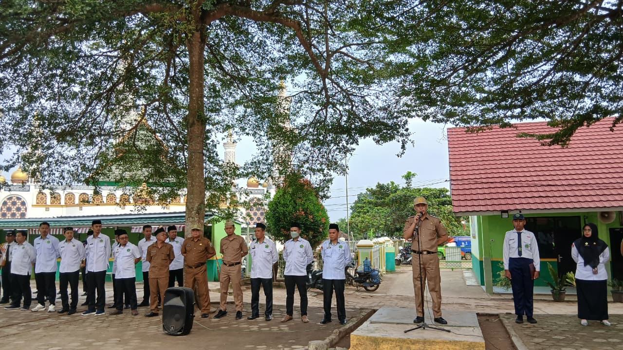 Perkuat Literasi, Kepala Dinas Perpustakaan Way Kanan Hadiri Upacara di MTs N 1 Way Kanan