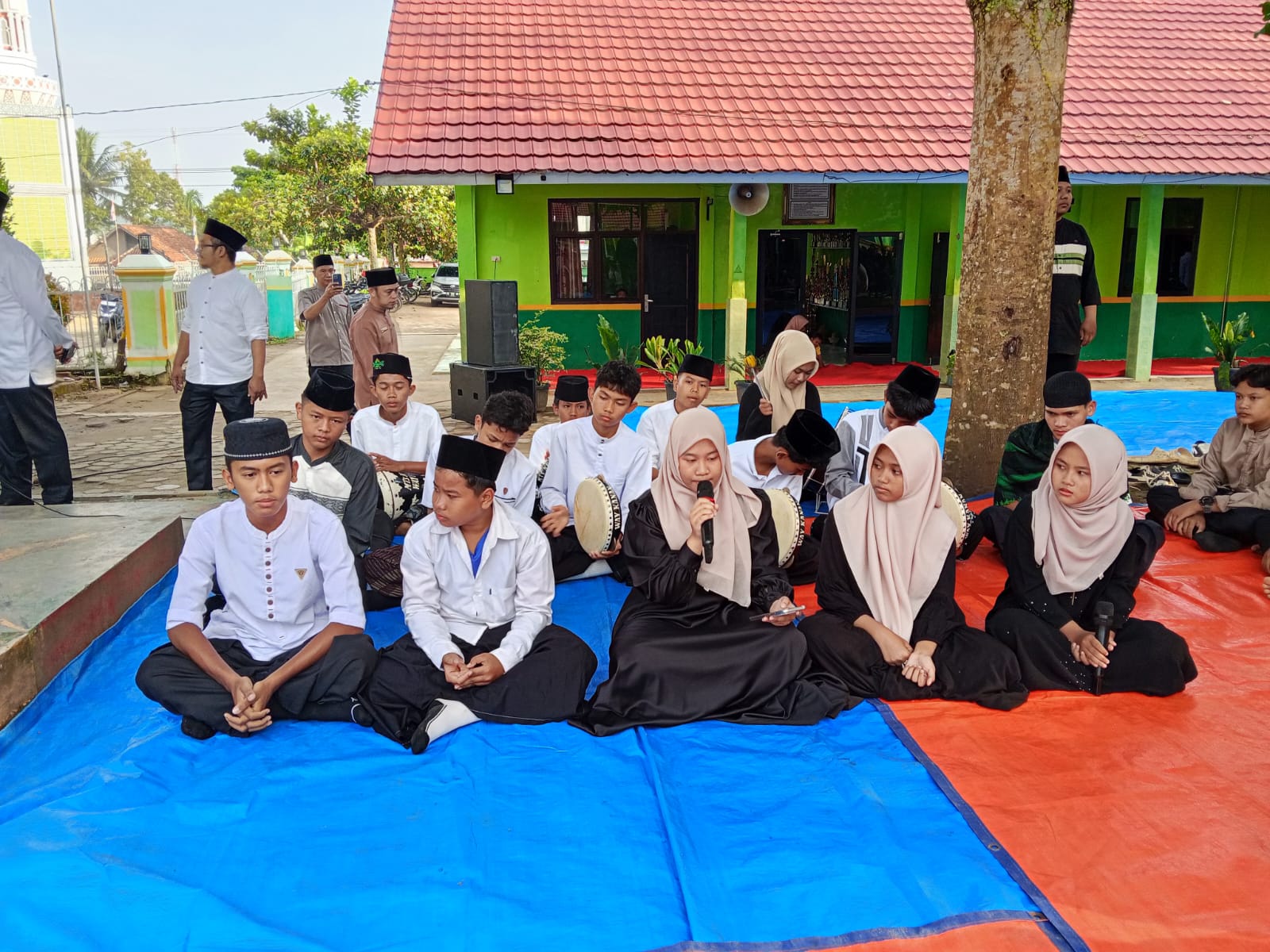 Peringatan Maulid Nabi di MTsN 1 Way Kanan Semakin Semarak dengan Hadroh Syauqul Musthofa