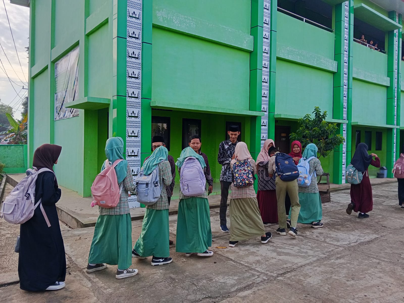 Senyuman Hangat Sambut Pagi di MTsN 1 Way Kanan