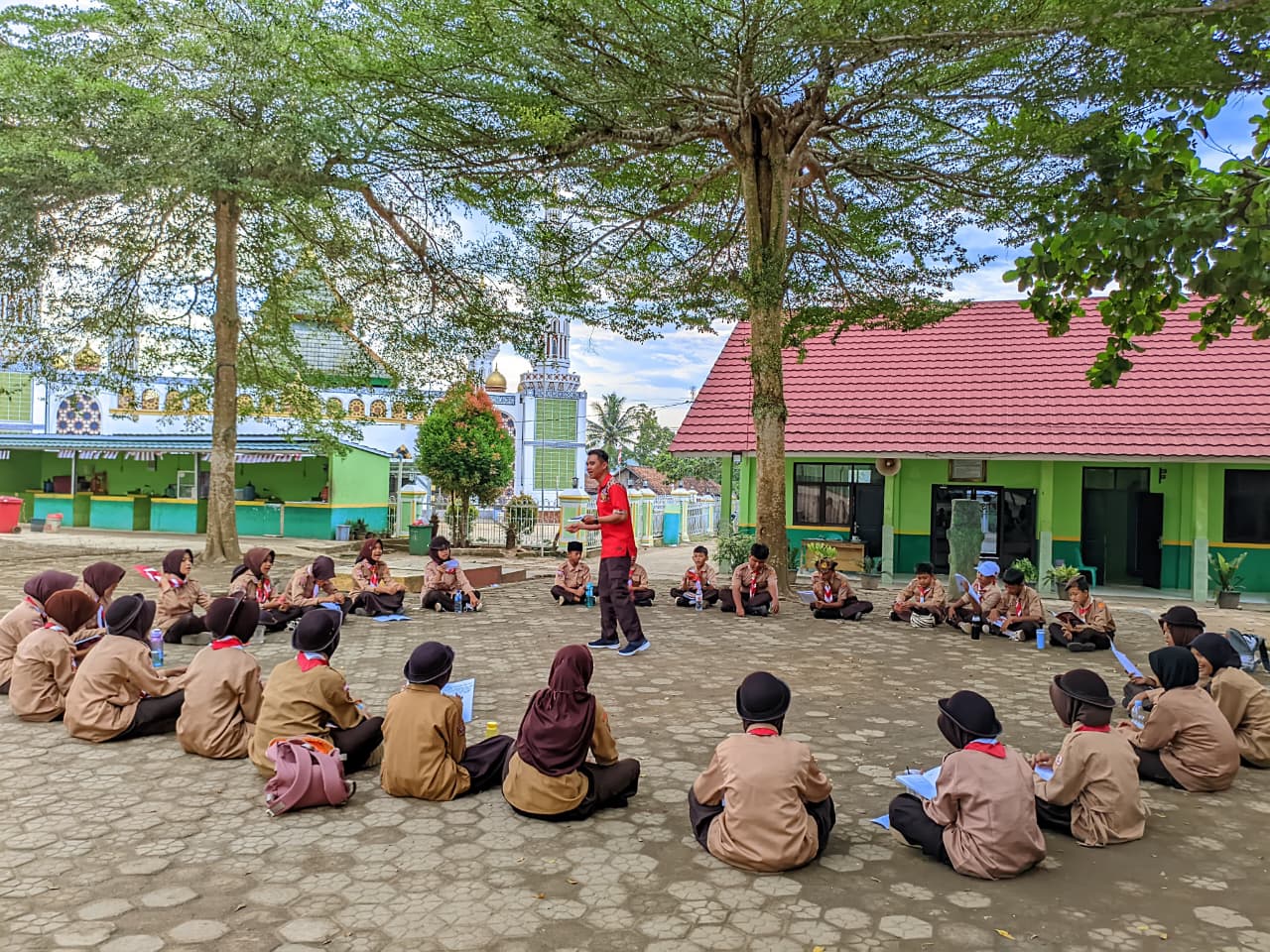 Pramuka MTsN 1 Way Kanan Bahas Pengolahan Sampah dan Penjernihan Air