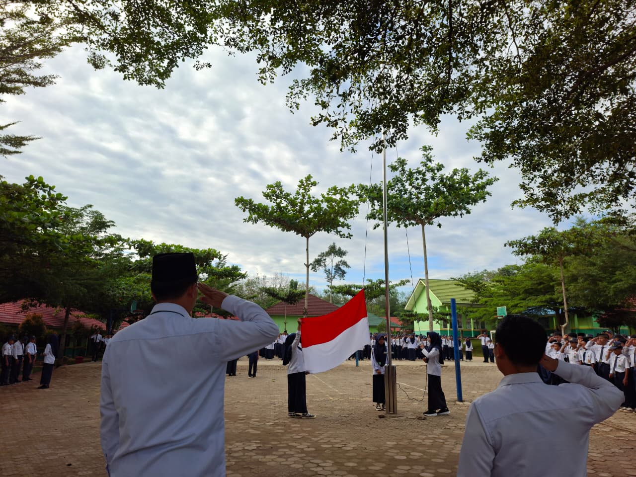 Upacara Penaikan Bendera Jadi Momentum Penguatan Disiplin Siswa MTsN 1 Way Kanan
