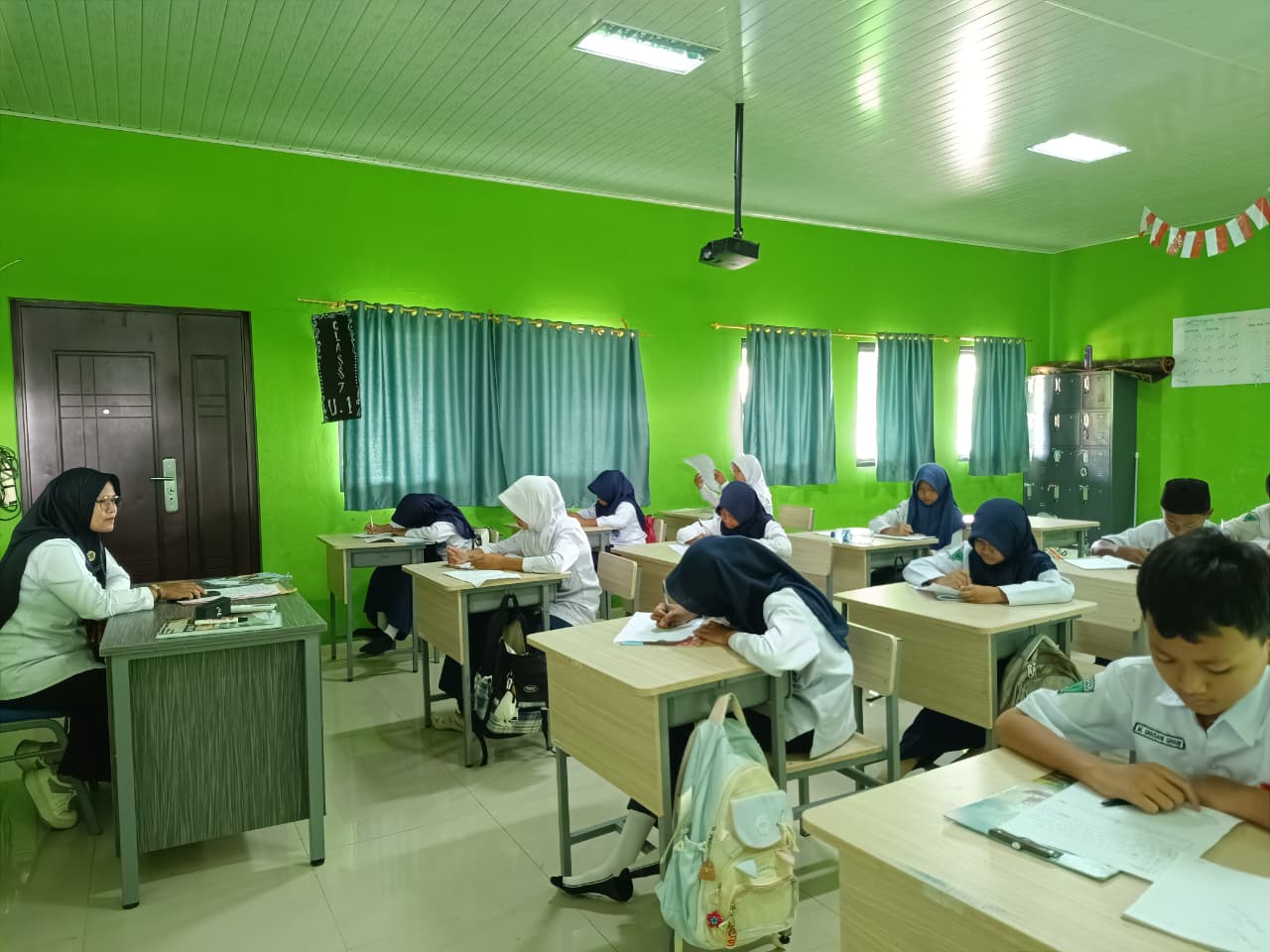 Hari Kedua UTS MTsN 1 Way Kanan Berjalan Tertib dan Lancar