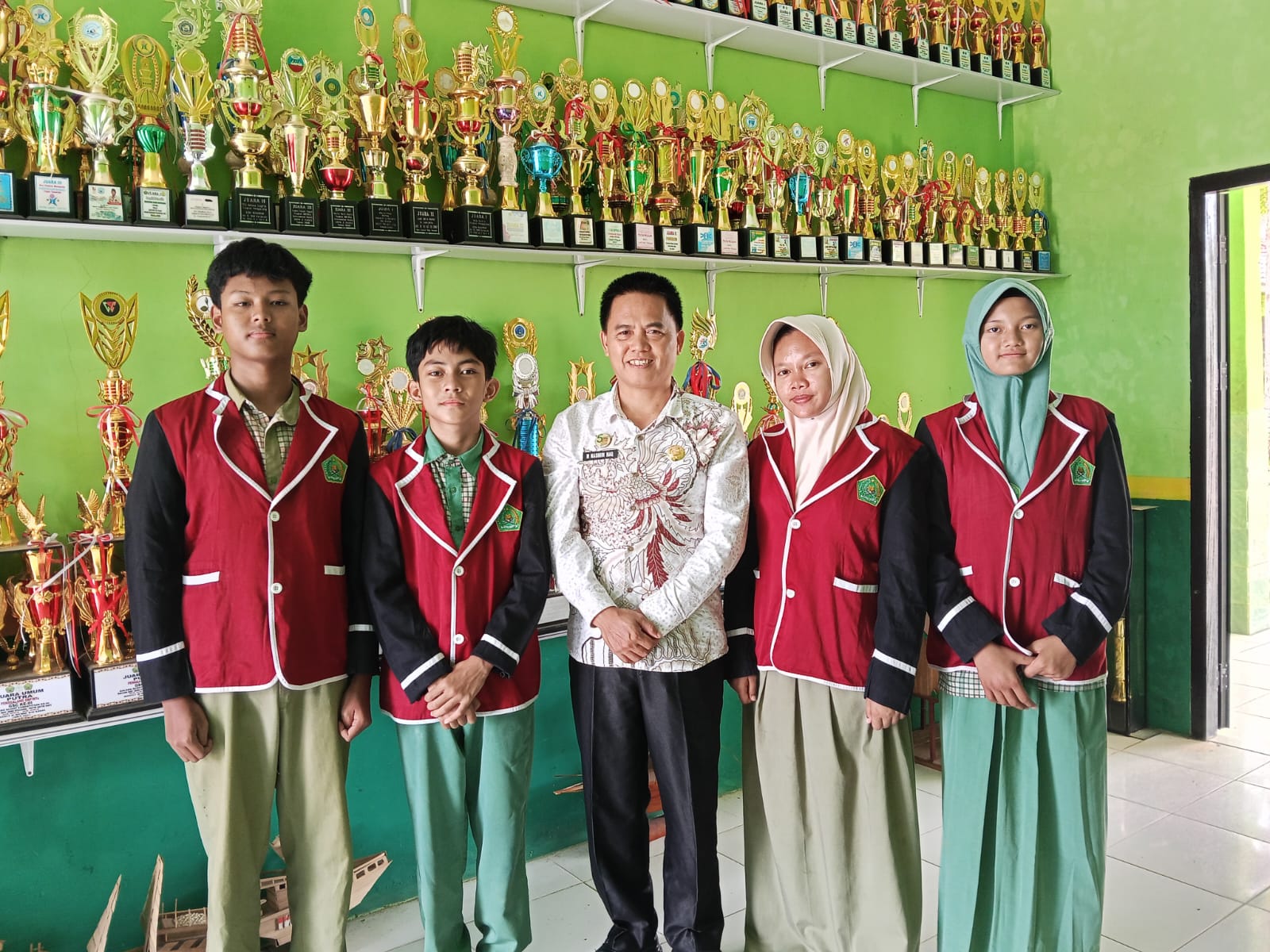 Empat Siswa MTsN 1 Way Kanan Melaju ke Tingkat Provinsi OMI 2025