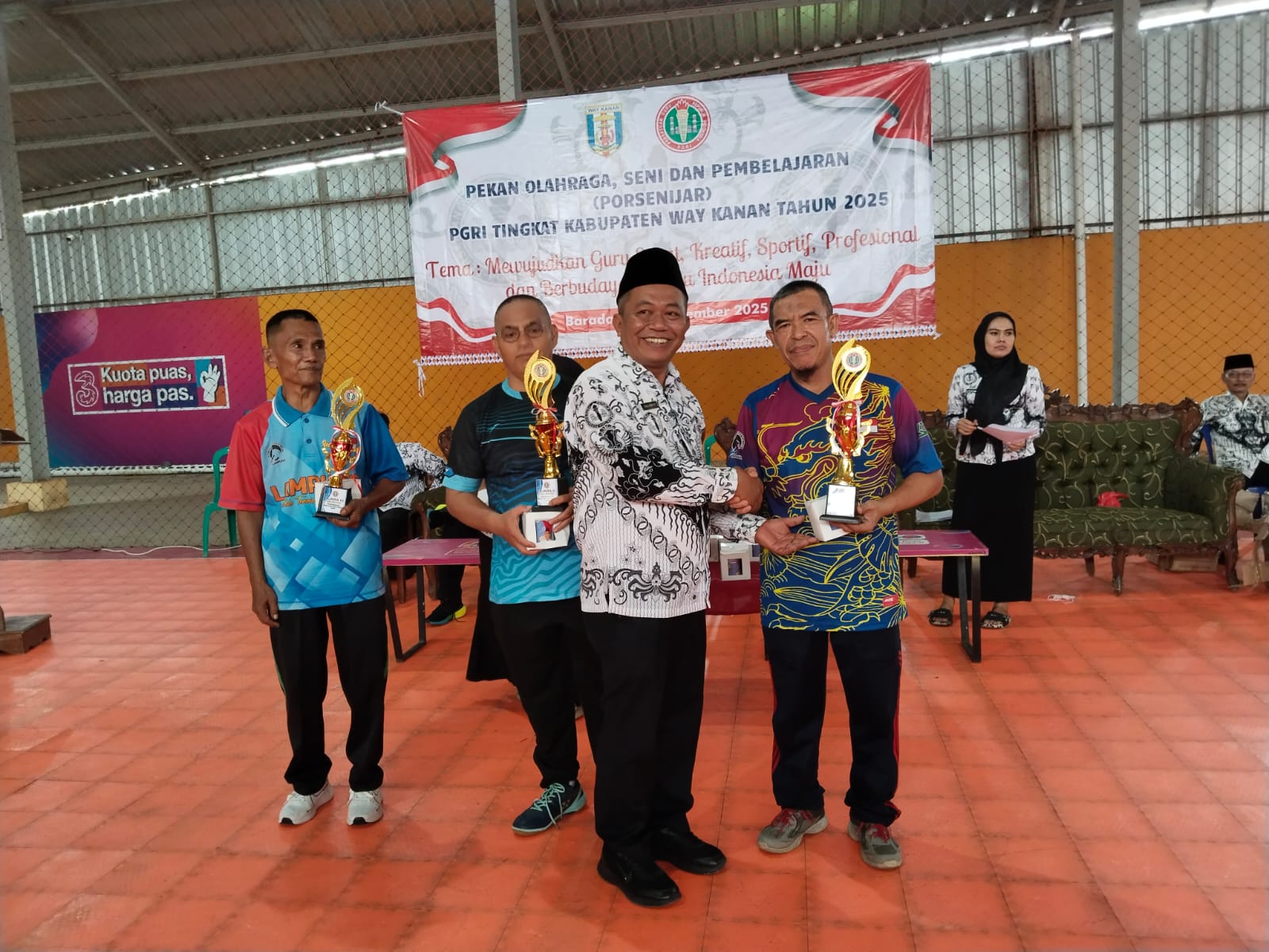 Guru MTsN 1 Way Kanan Raih Juara 1 Tenis Meja Porsenijar PGRI