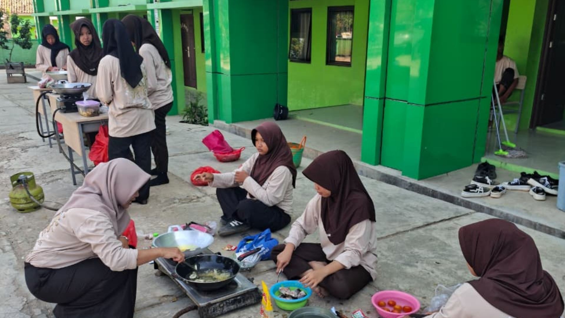 Metode Kreatif: Guru Bahasa Indonesia Ajarkan Teks Prosedur Lewat Masakan