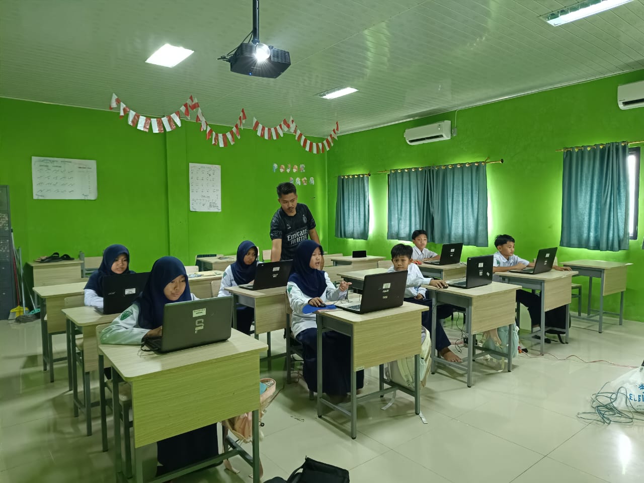 Siswa MTsN 1 Way Kanan Dilatih Kuasai Pengolah Kata Microsoft Word