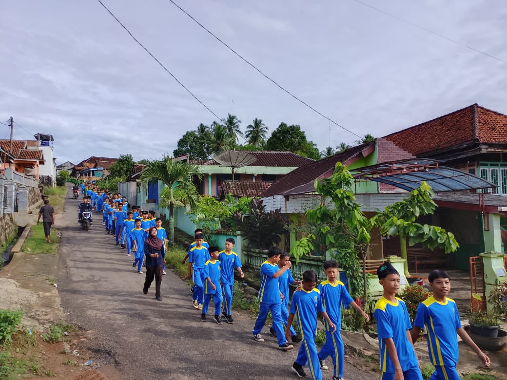 Jalan Sehat Warnai Program Jum’at Sehat di MTsN 1 Way Kanan