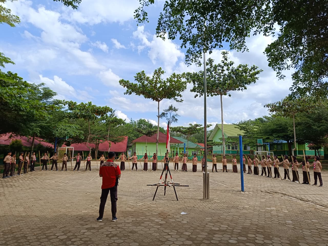 Pramuka MTsN 1 Way Kanan Gelar Latihan Semaphore dan Pembuatan Menara Pandang