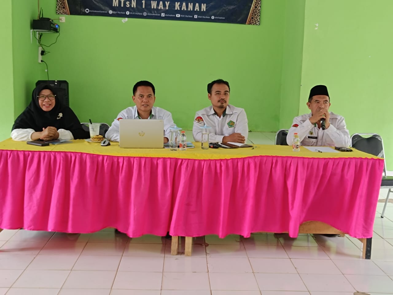Rapat Dewan Guru MTsN 1 Way Kanan Bahas Disiplin dan Evaluasi Program Pembinaan Siswa