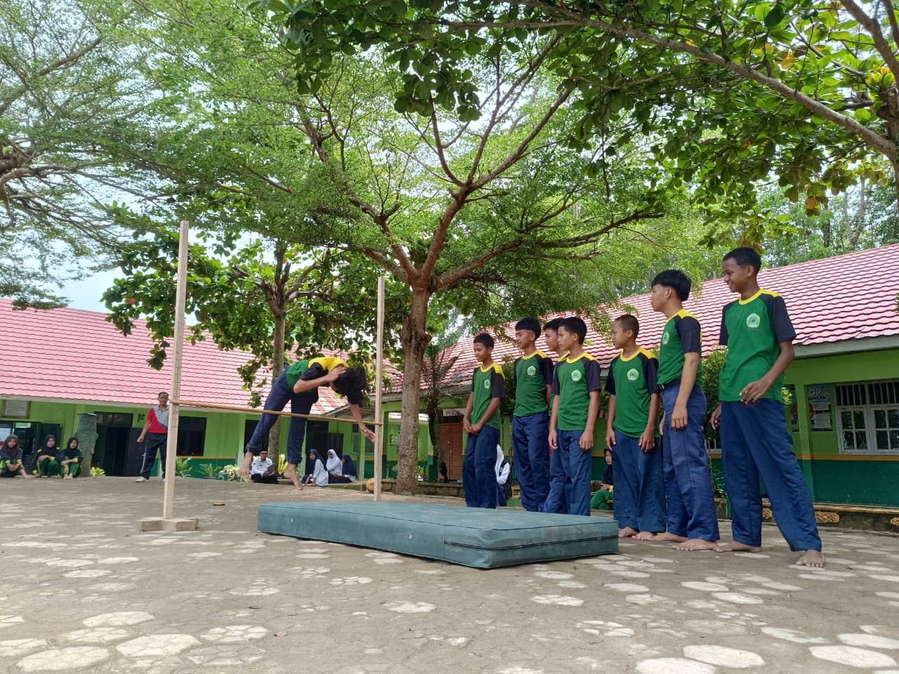 Guru Azharuni Terapkan Pembelajaran Aktif Melalui Praktik Lompat Tinggi di Lapangan