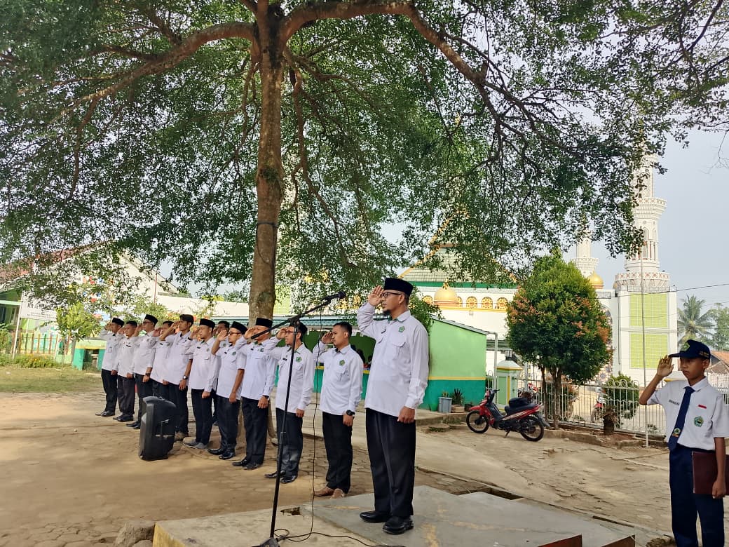 Upacara Bendera di MTsN 1 Way Kanan Tekankan Pentingnya IQ, EQ, dan SQ bagi Pelajar