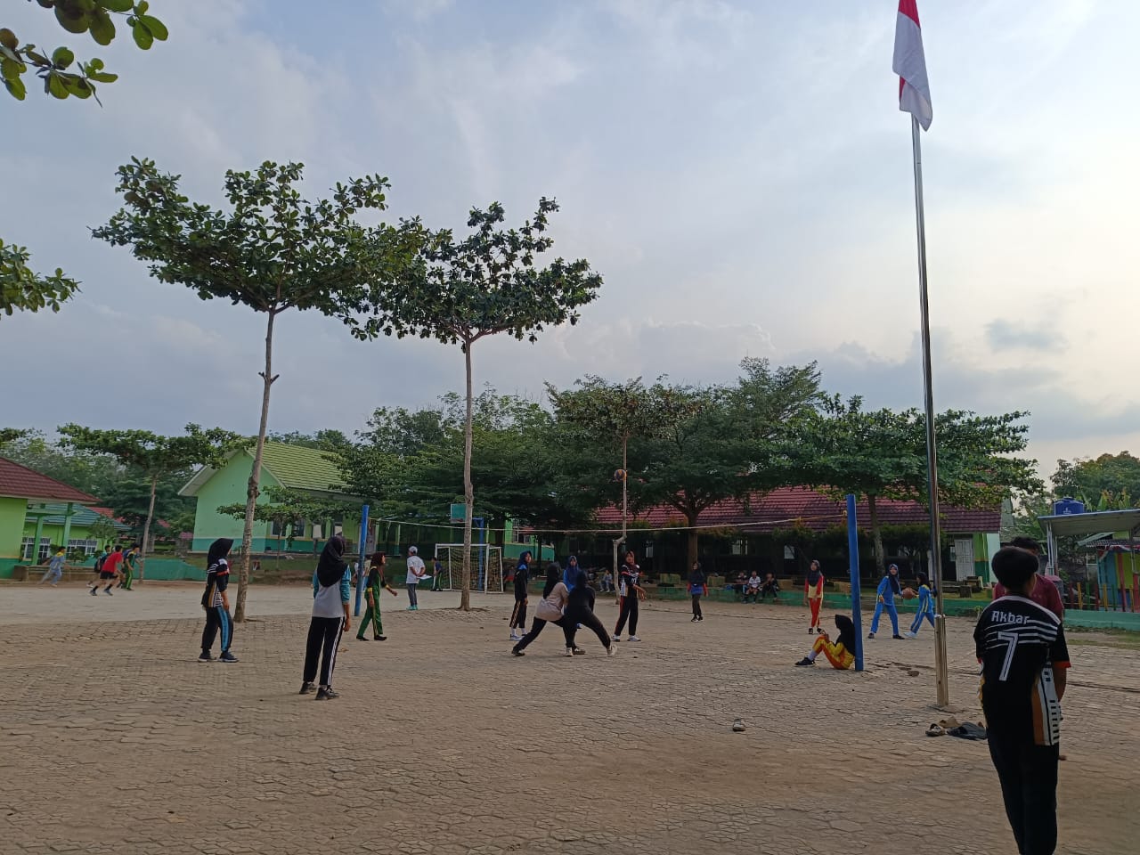 Ekstrakurikuler Voli MTsN 1 Way Kanan Tingkatkan Semangat dan Kekompakan Siswa