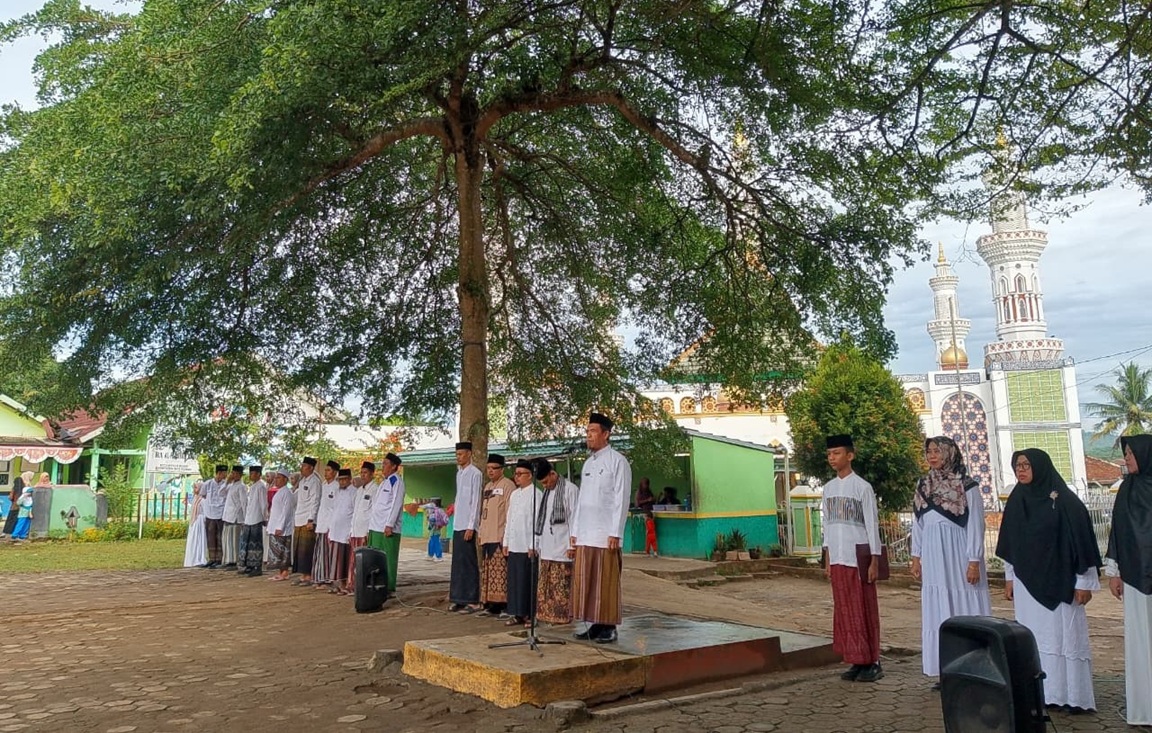 Santri MTsN 1 Way Kanan Teguhkan Semangat Kemerdekaan Lewat Upacara Hari Santri 2025