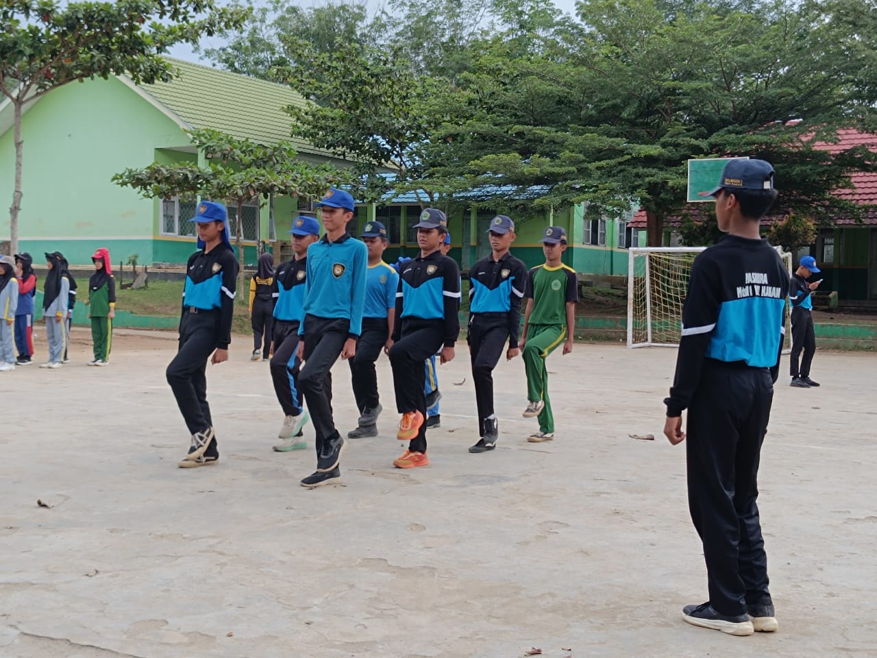 Paskibra MTsN 1 Way Kanan Latihan Intensif Jelang Lomba di Institut Al Ma’arif