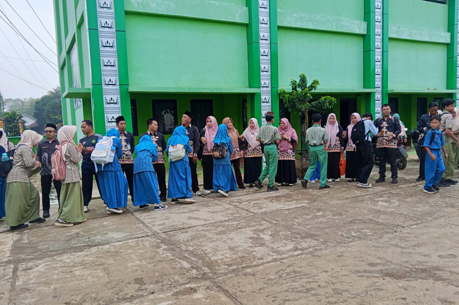Senyum dan Salam Hangat Warnai Kedatangan Siswa di MTsN 1 Way Kanan