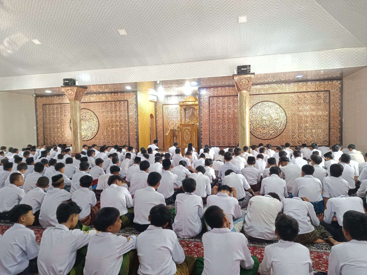 Shalat Berjamaah Bentuk Kedisiplinan dan Akhlak Siswa MTsN 1 Way Kanan