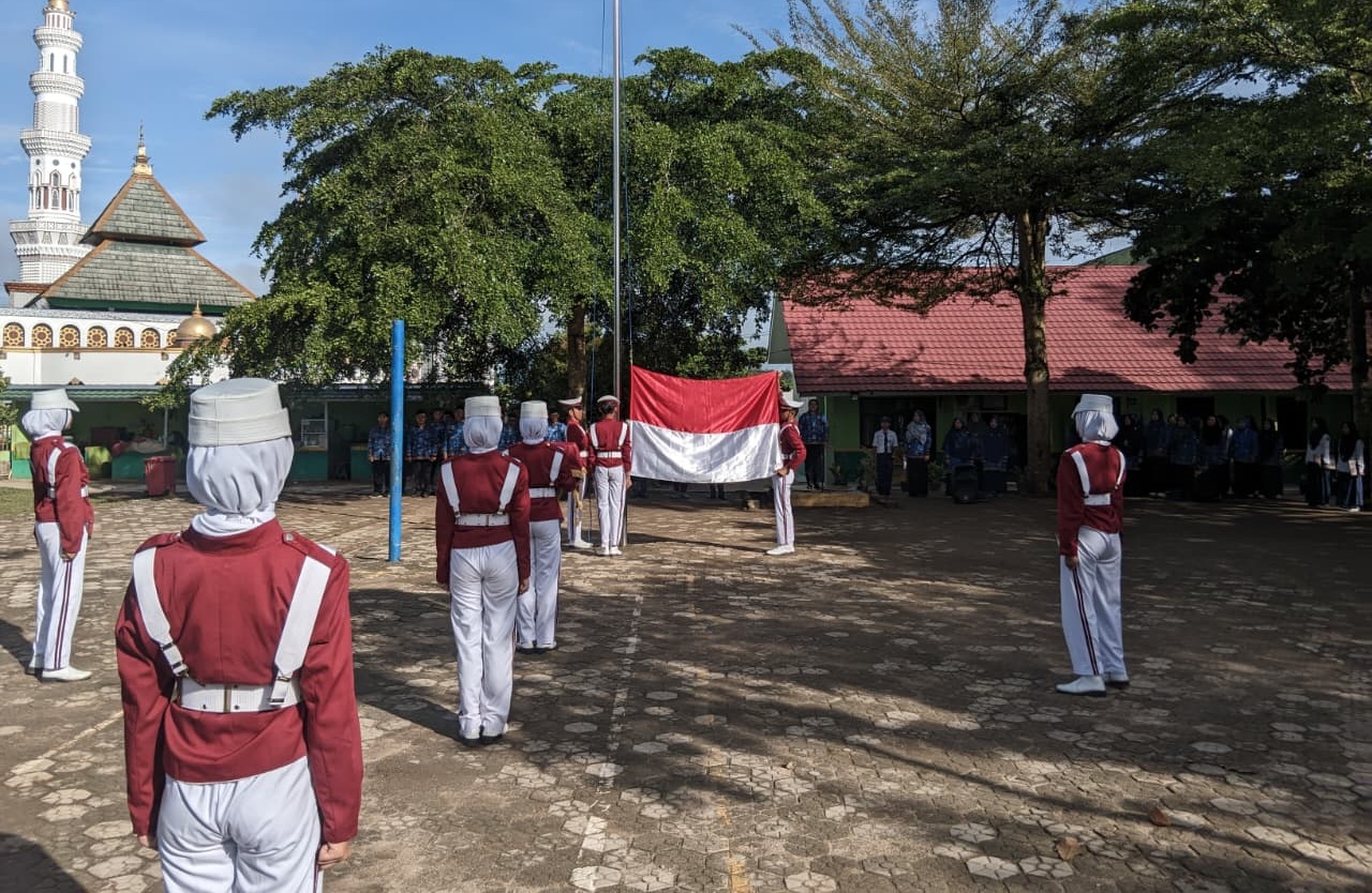 Paskibra MTsN 1 Way Kanan Sukses Kibarkan Bendera Merah Putih dengan Formasi Khusus