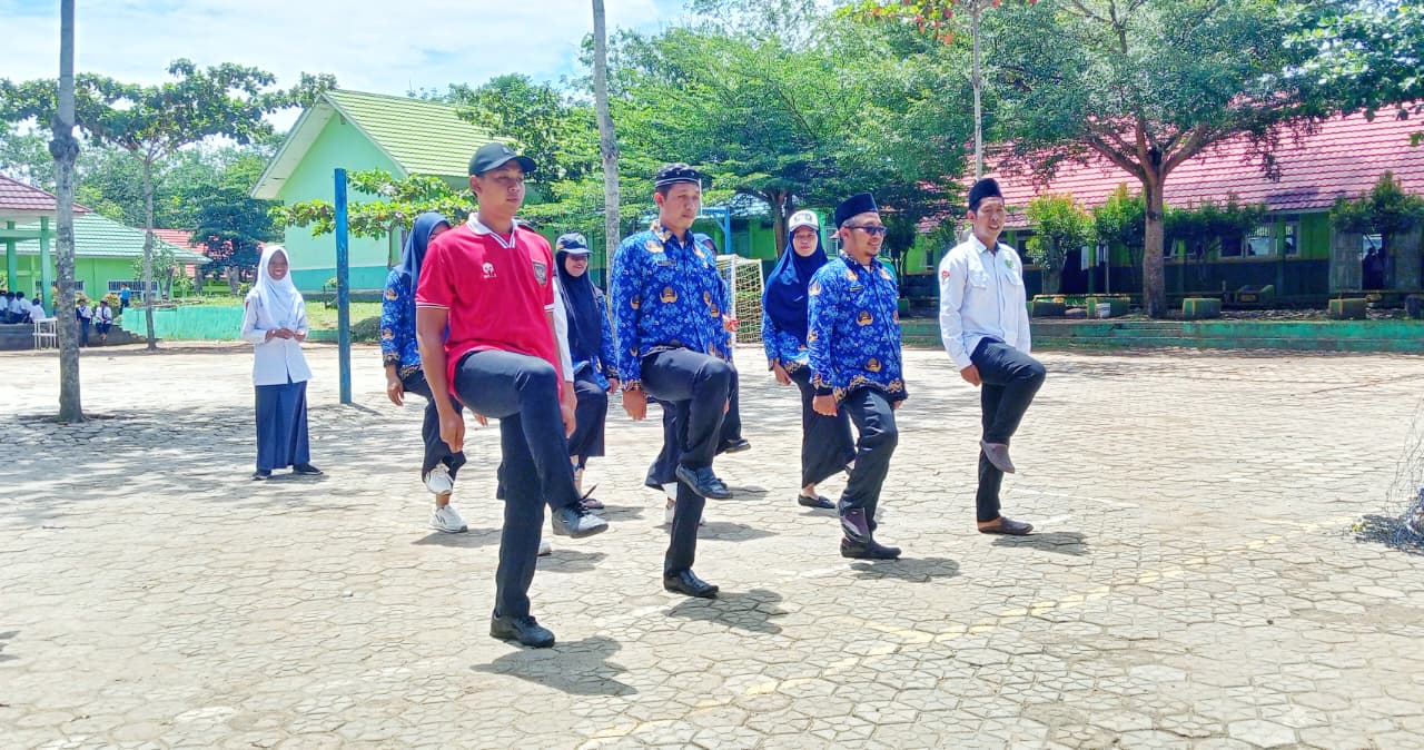 Sambut Hari Guru Nasional, Guru MTsN 1 Way Kanan Asah Keterampilan Pengibaran Bendera