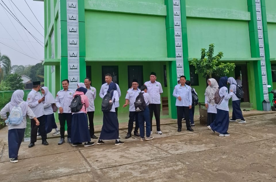 Guru MTsN 1 Way Kanan Awali Hari dengan Menyapa dan Menyalami Siswa