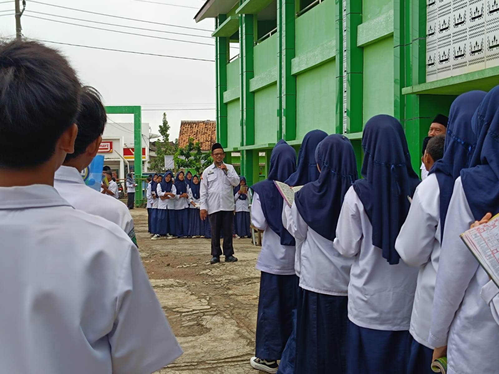 Siswa MTsN 1 Way Kanan Lantunkan Asmaul Husna dan Tahfidz Al-Qur’an di Pagi Hari