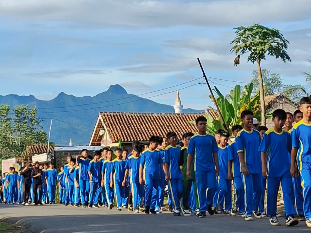 Jalan Sehat Rutin MTsN 1 Way Kanan Dorong Budaya Hidup Sehat di Kalangan Siswa