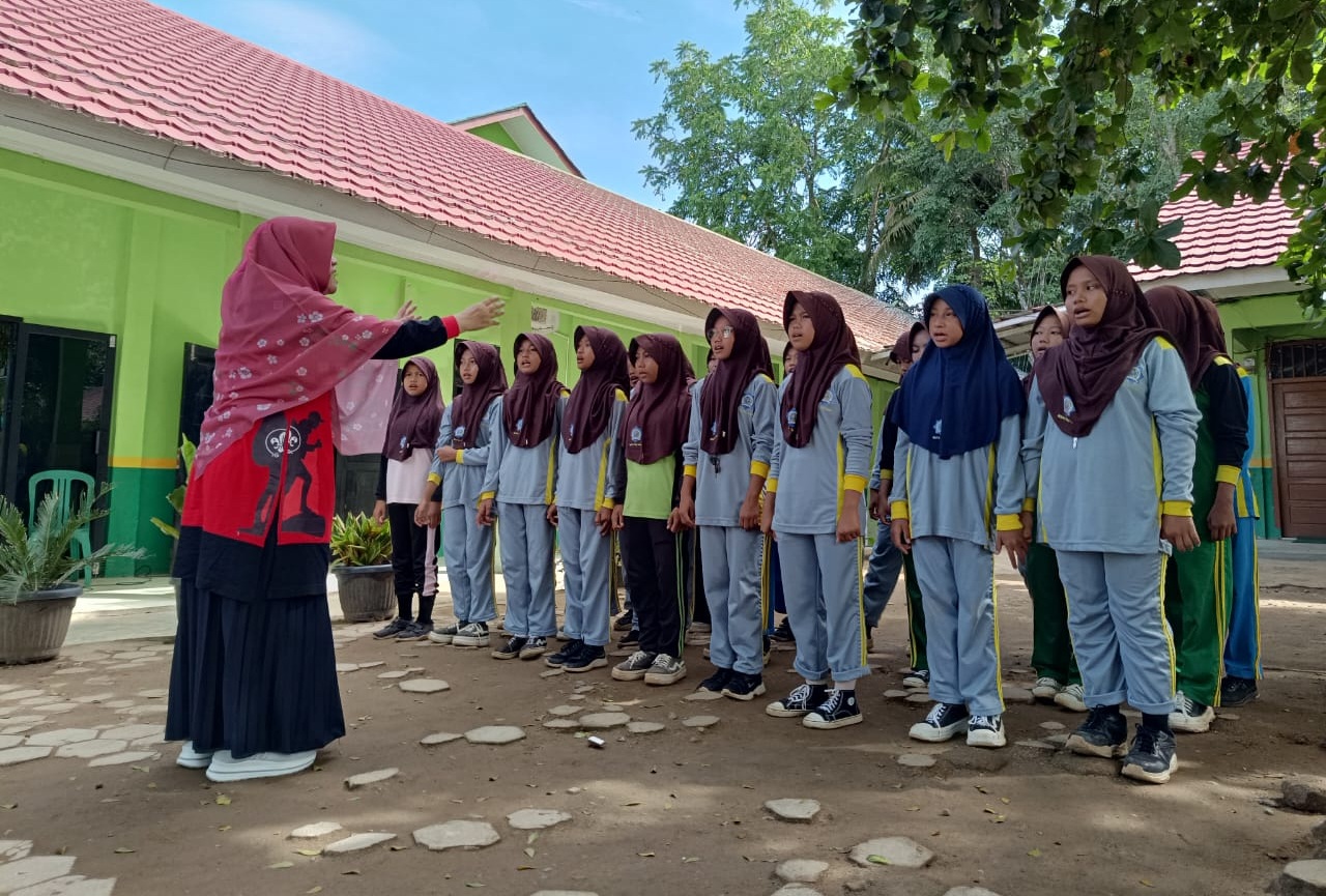 Tim Paduan Suara MTsN 1 Way Kanan Intensif Berlatih Jelang Upacara Hari Guru Nasional 2025