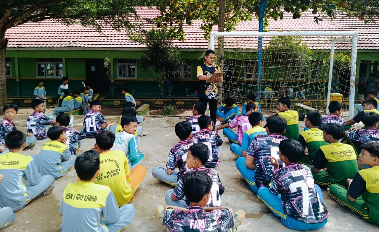 Ekstrakurikuler Futsal dan Voli MTsN 1 Way Kanan Tingkatkan Bakat dan Kebugaran Siswa