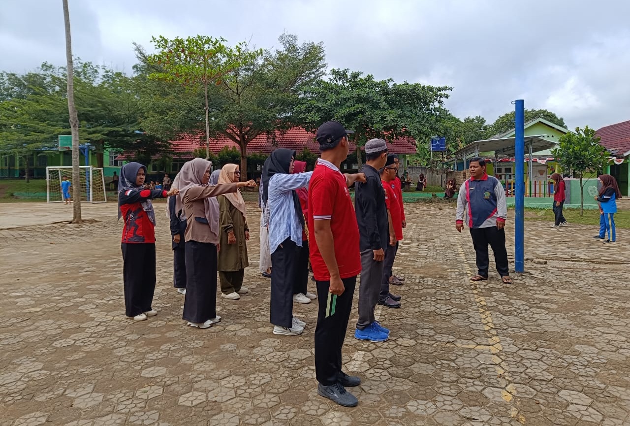 Guru MTsN 1 Way Kanan Gelar Latihan Pengibaran Bendera untuk Peringatan Hari Guru Nasional