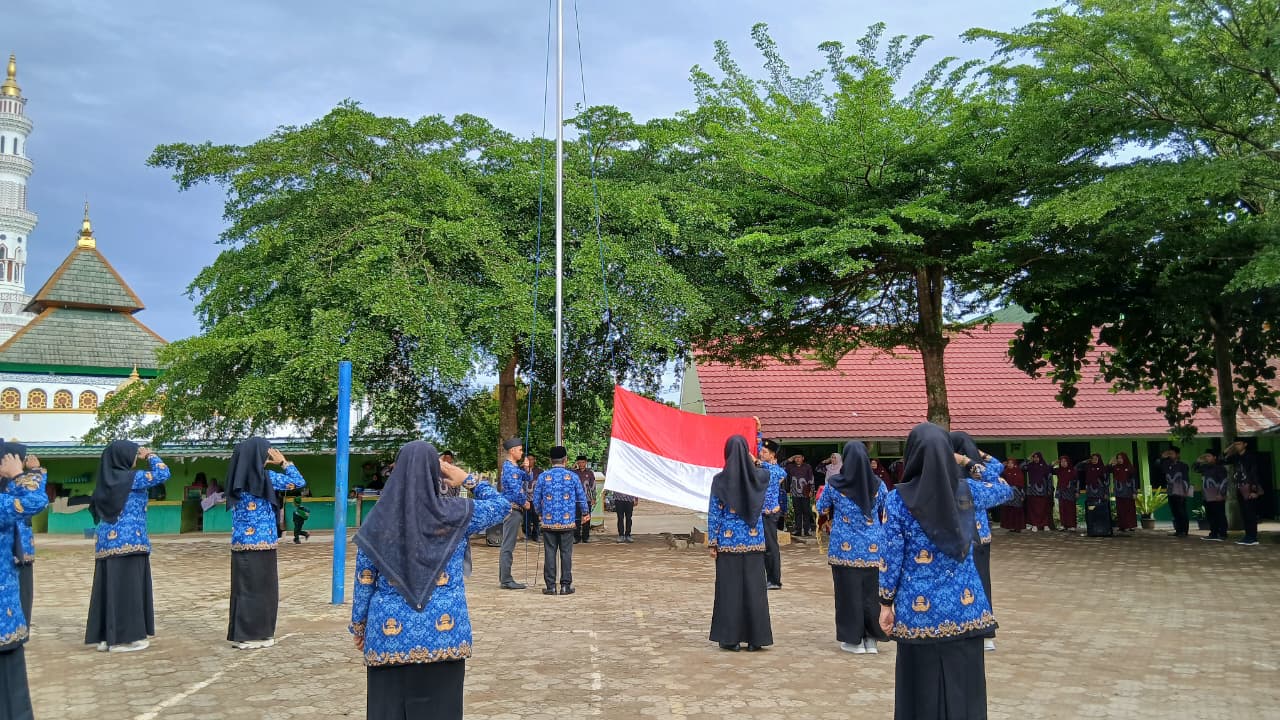 Guru MTsN 1 Way Kanan Menjadi Petugas Upacara Peringatan Hari Guru Nasional 2025