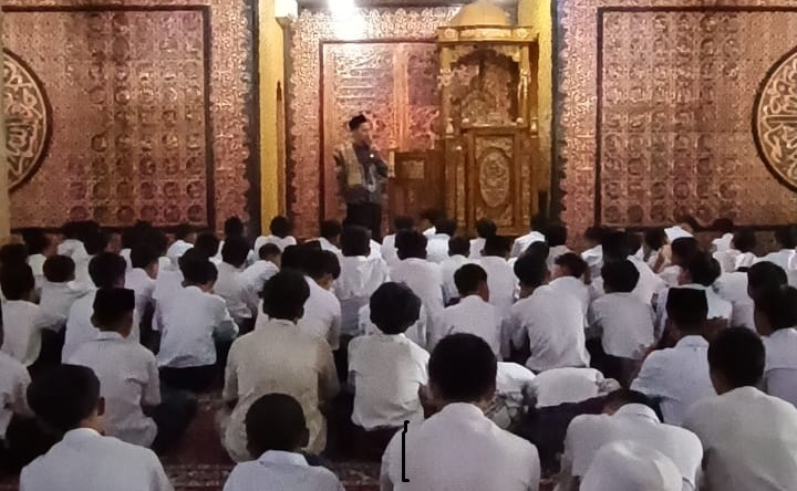 Salat Berjamaah di MTsN 1 Way Kanan Diwarnai Doa untuk Siswa yang Meninggal Dunia