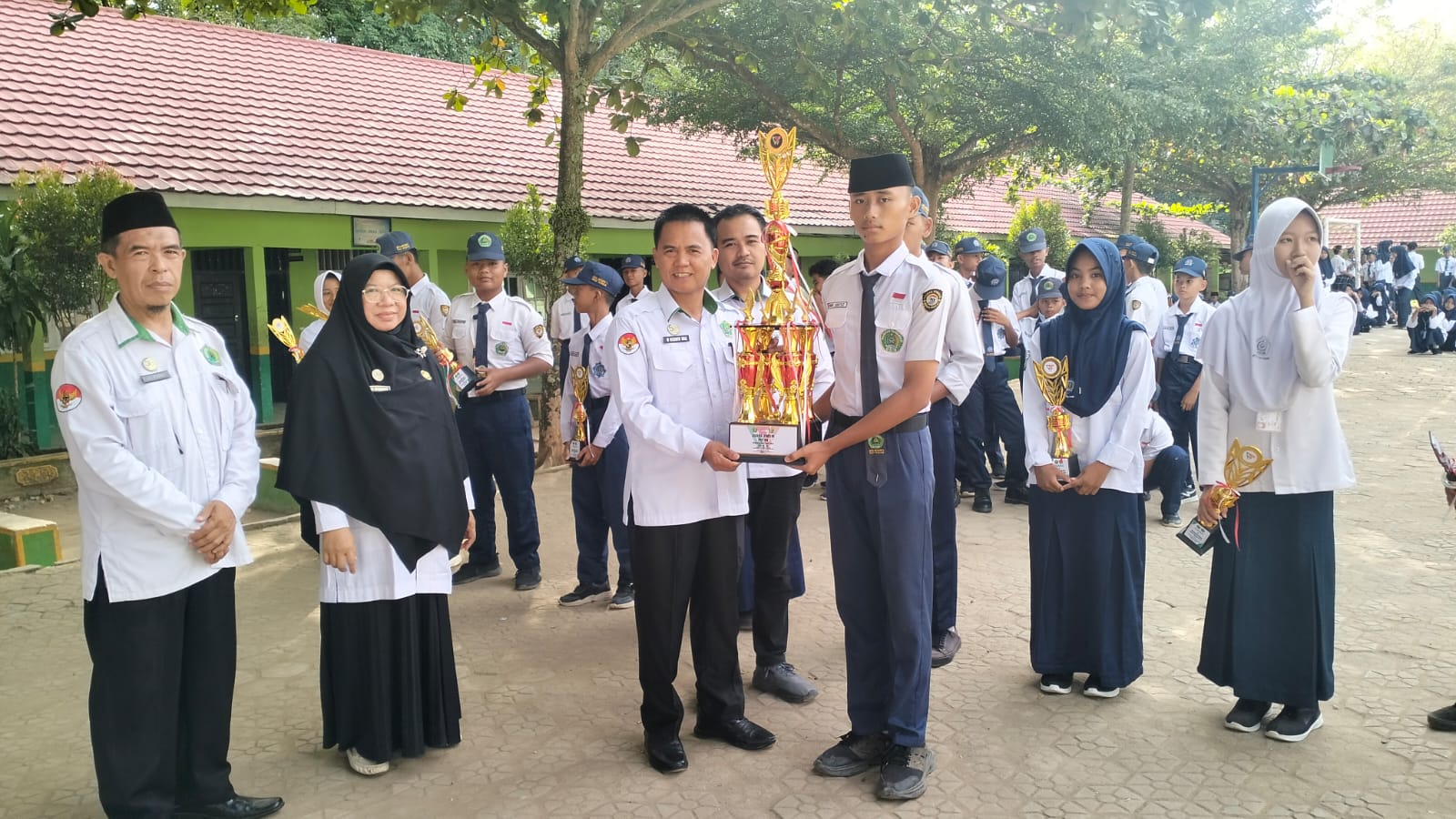 MTsN 1 Way Kanan Terima Penyerahan Piala Juara Umum GSC Ke-IV