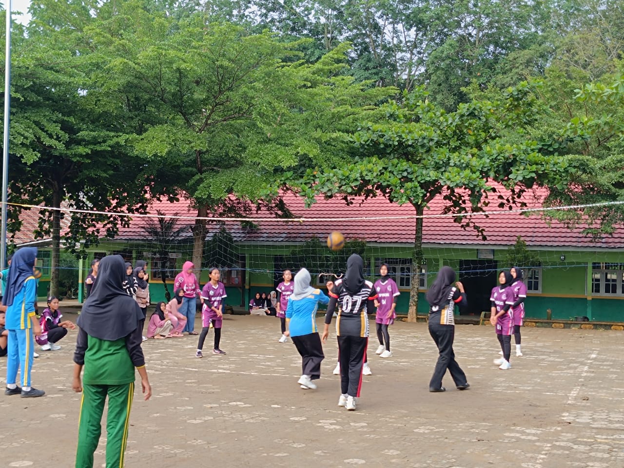 MTsN 1 Way Kanan dan SMPN 2 Umpu Semenguk Gelar Latihan Bersama Bola Voli