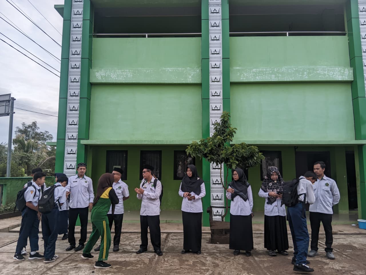 Guru MTsN 1 Way Kanan Sambut Siswa di Gerbang dengan Salam dan Senyum