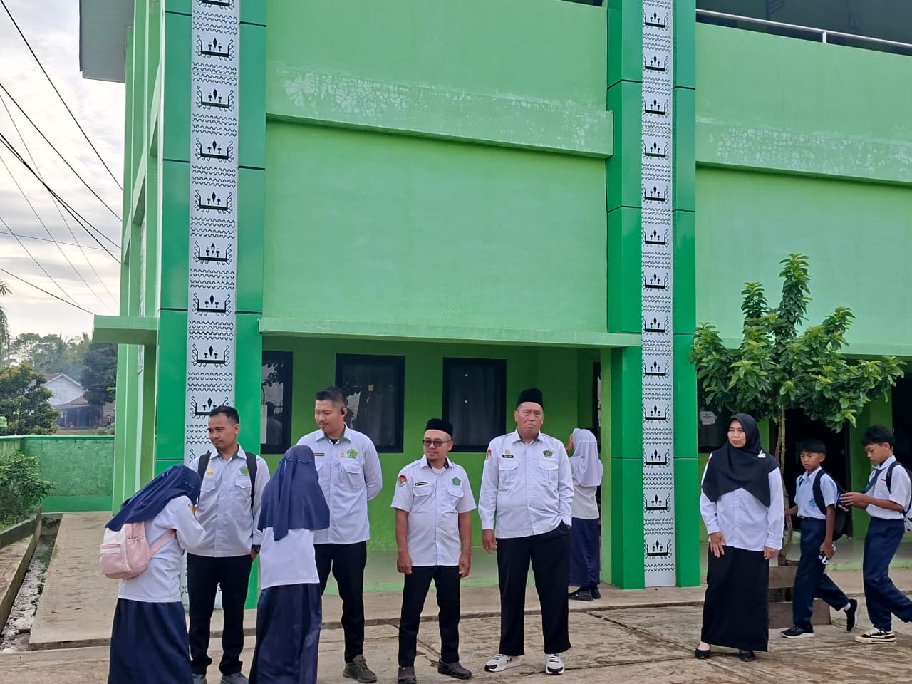 Guru MTsN 1 Way Kanan Sambut Kedatangan Siswa di Gerbang Madrasah